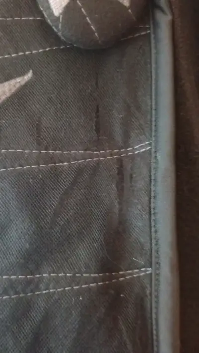 Abrigo negro con diseño de hojas - miniatura 3