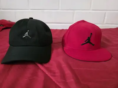 Gorras Jordan negra y roja con logo Jumpman - miniatura 1