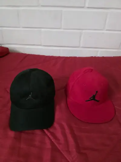 Gorras Jordan negra y roja con logo Jumpman - miniatura 2