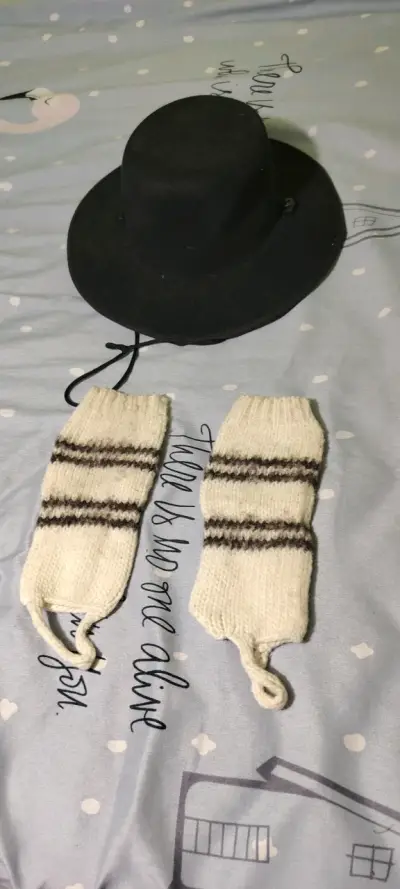 Conjunto de gorro y mitones de lana artesanal - miniatura 1