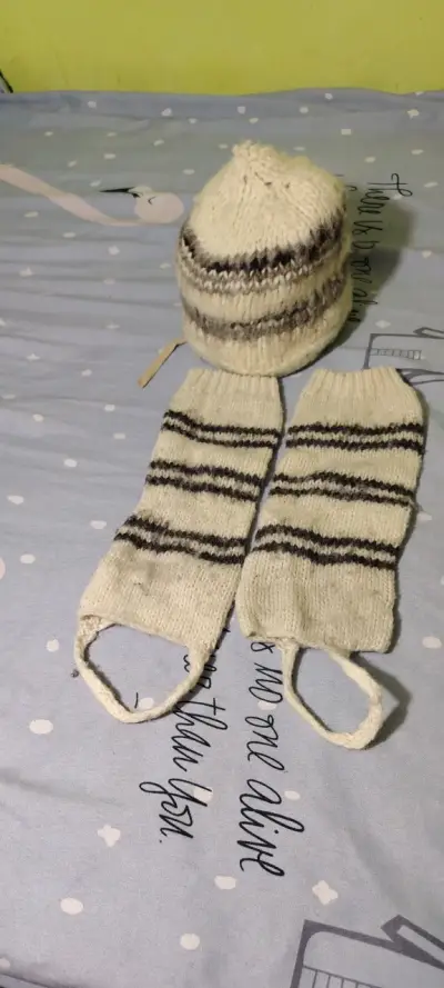 Conjunto de gorro y mitones de lana artesanal - miniatura 2