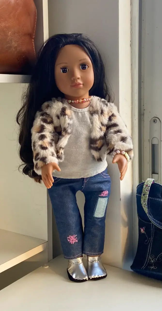 Muñeca con ropa moderna y chaqueta de piel