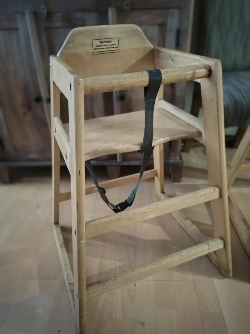Silla alta de madera para bebé con cinturón - 1