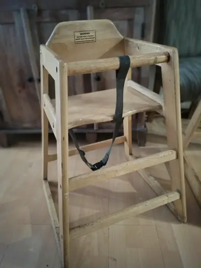 Silla alta de madera para bebé con cinturón - miniatura 1