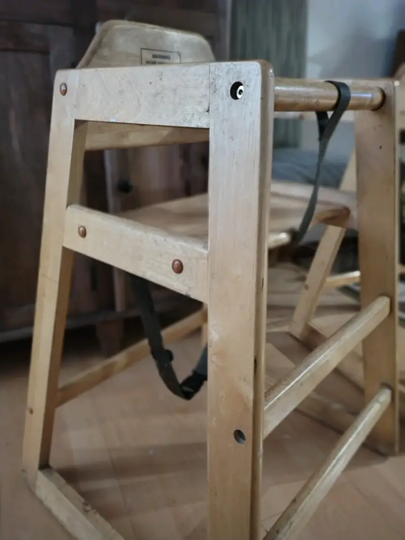 Silla alta de madera para bebé con cinturón - 2