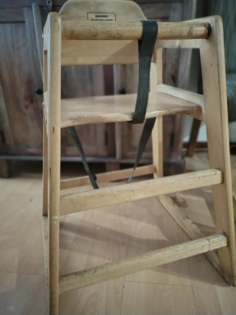 Silla alta de madera para bebé con cinturón - 3