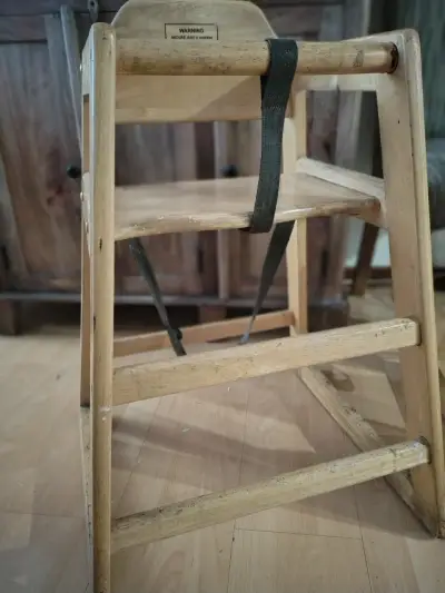 Silla alta de madera para bebé con cinturón - miniatura 3