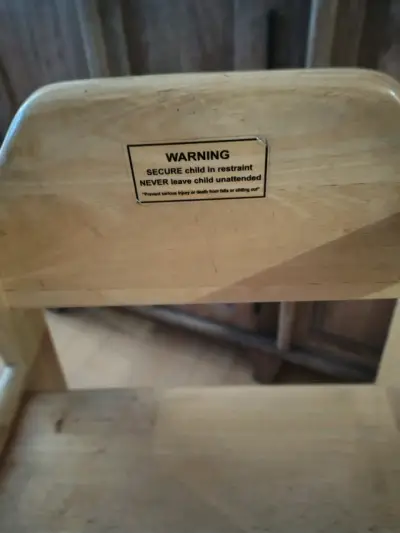 Silla alta de madera para bebé con cinturón - miniatura 4