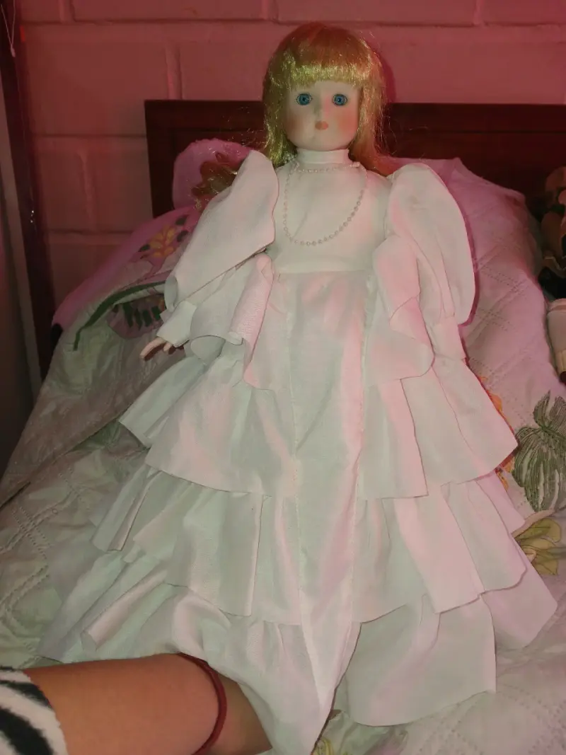 Muñeca de porcelana con vestido blanco - 1
