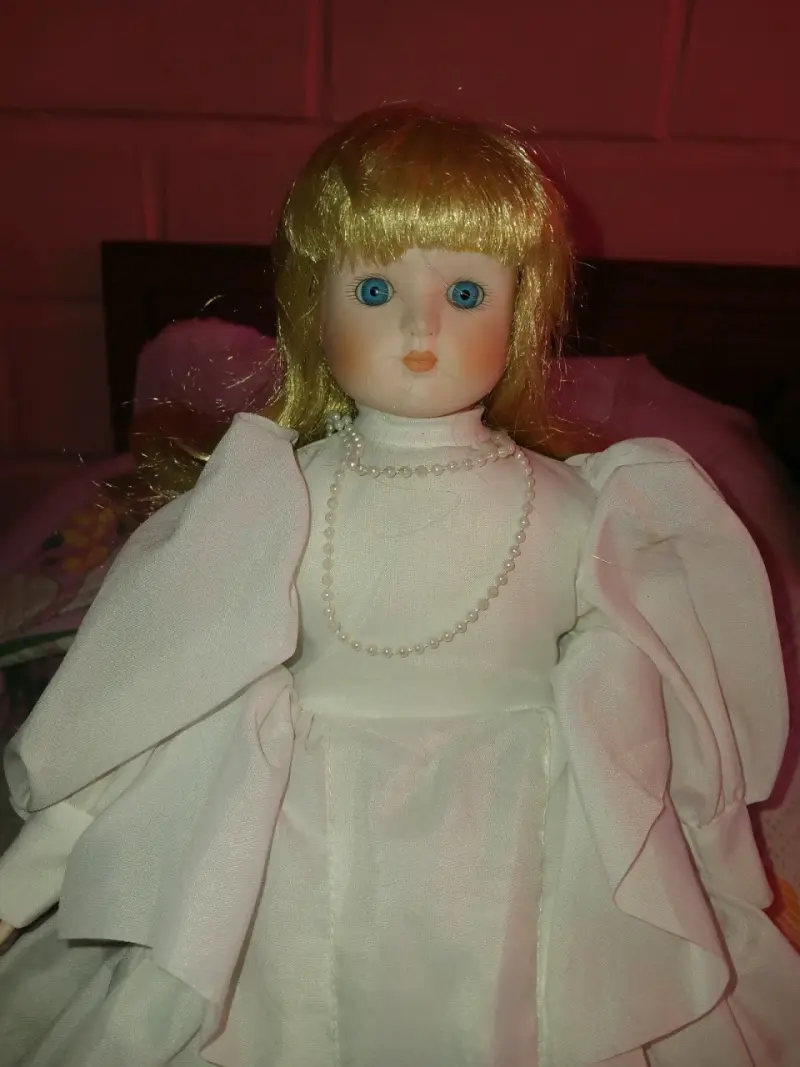 Muñeca de porcelana con vestido blanco - 2