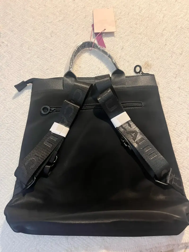 Mochila negra de cuero sintético con asas - 1