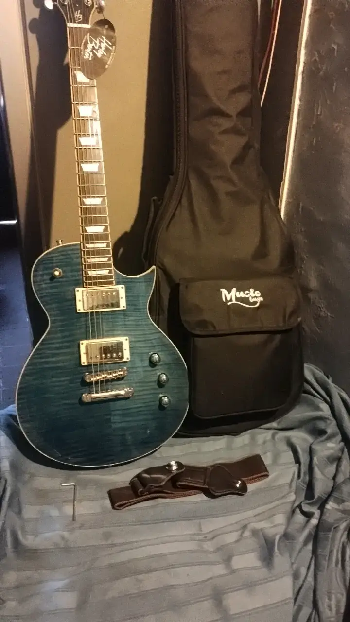 Guitarra eléctrica azul Harley benton con funda y