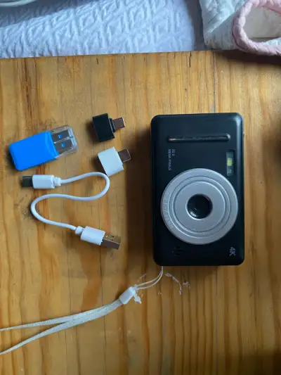 Cámara digital con accesorios y tarjeta 64GB - miniatura 1