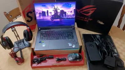 Laptop ASUS ROG Strix g17 con accesorios gaming - miniatura 1