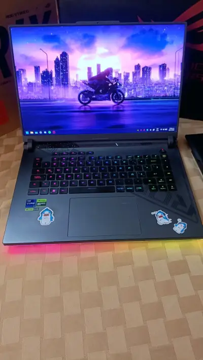 Laptop ASUS ROG Strix g17 con accesorios gaming - miniatura 2