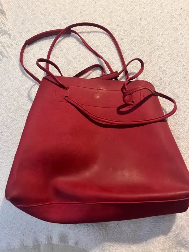 Bolso tote rojo de cuero sintético - 1