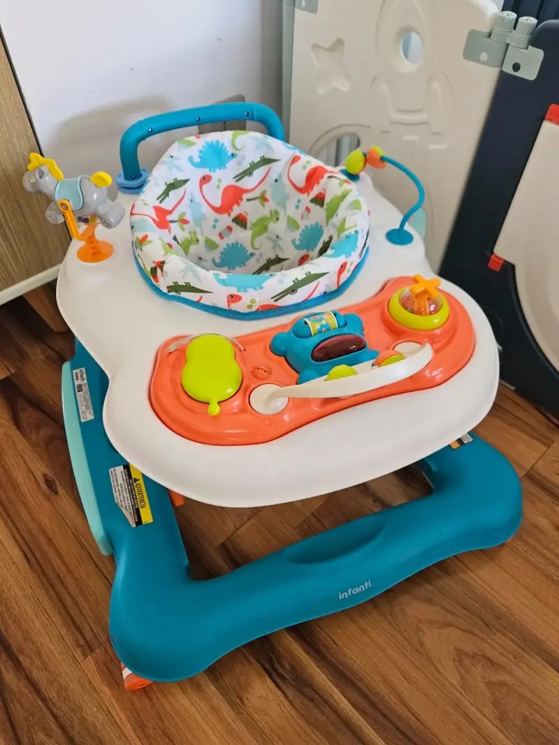 Andador para bebé Infanti con diseño de dinosaurios