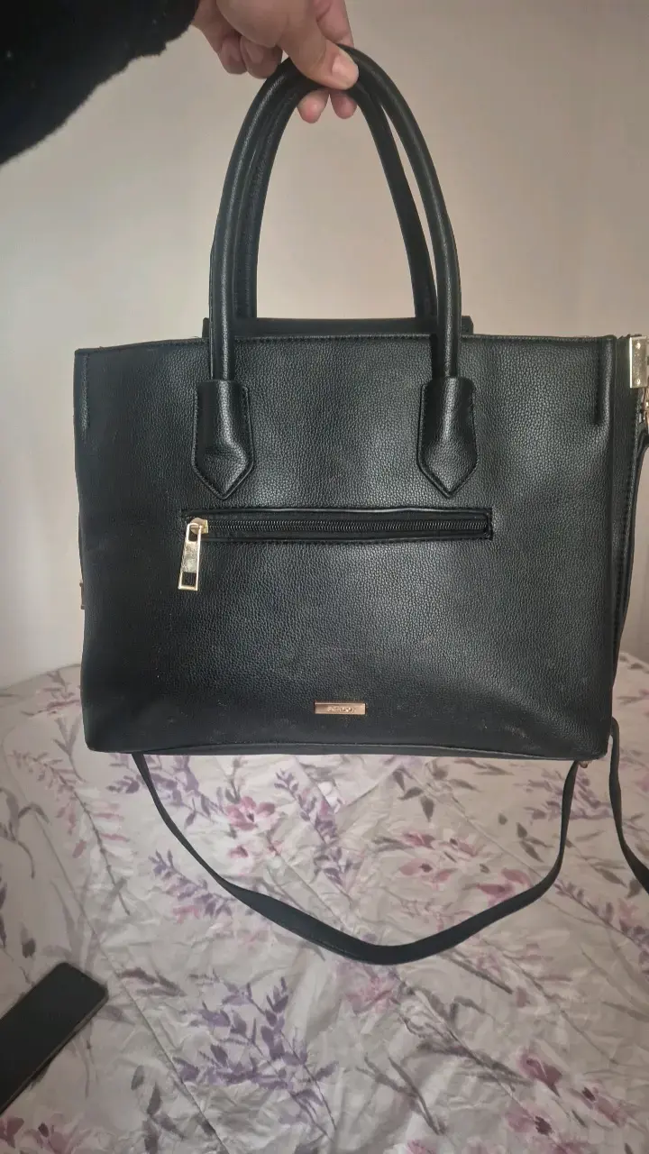 Cartera negra de cuero con correa ajustable - 1
