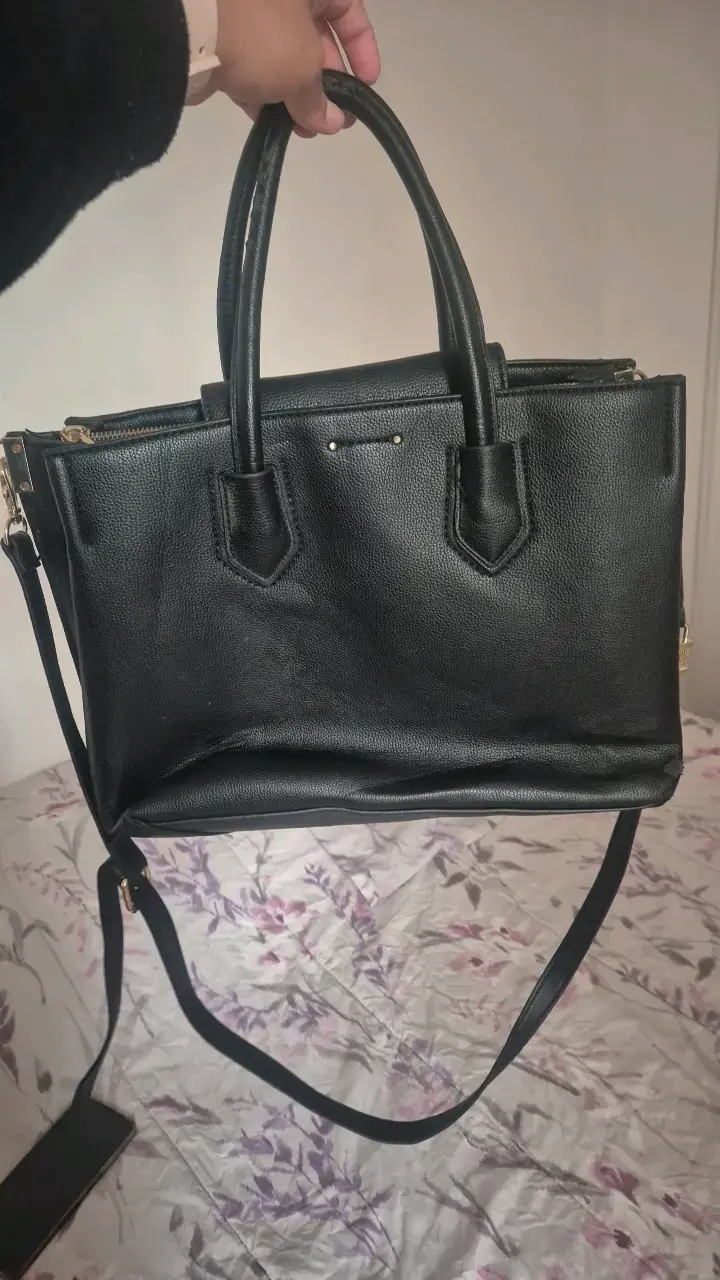 Cartera negra de cuero con correa ajustable - 2