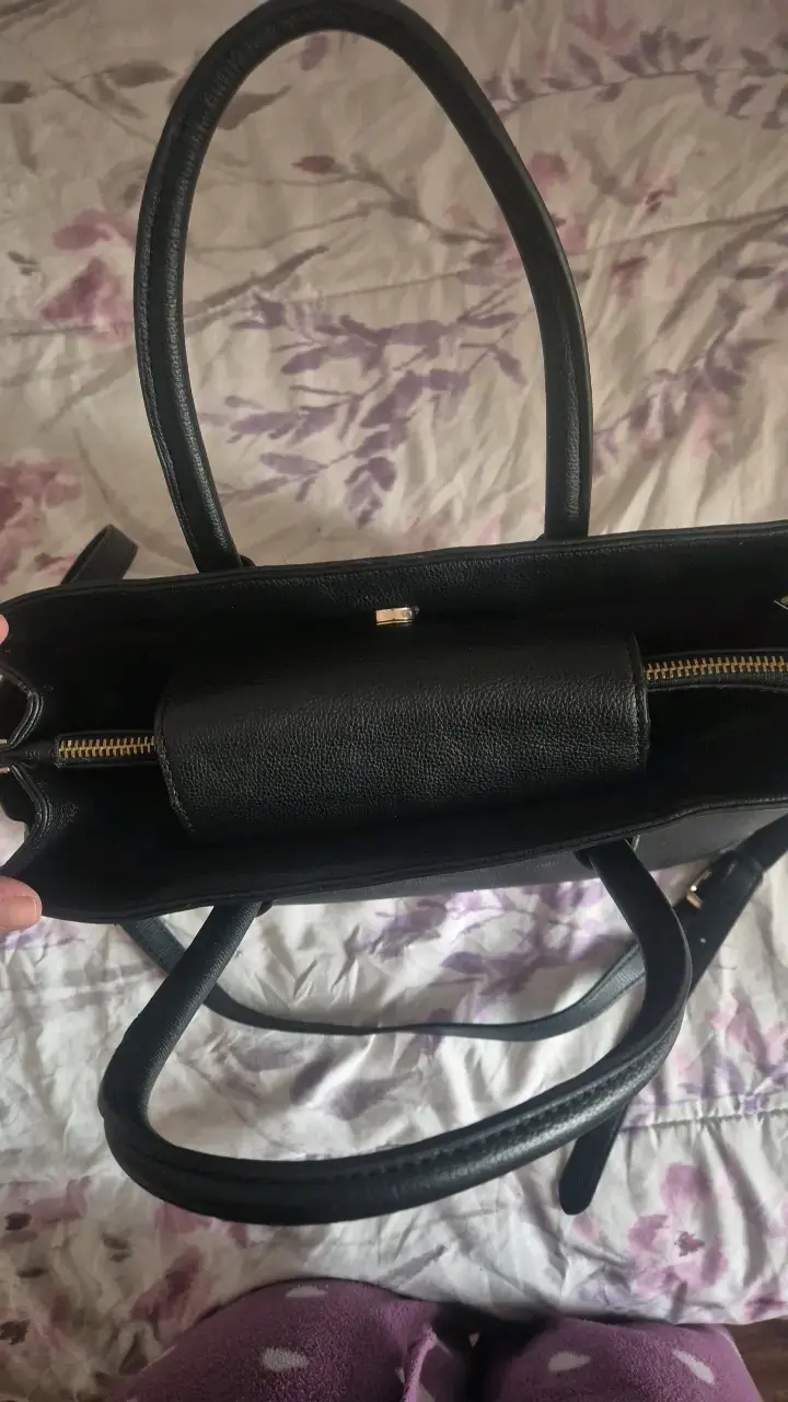 Cartera negra de cuero con correa ajustable - 3