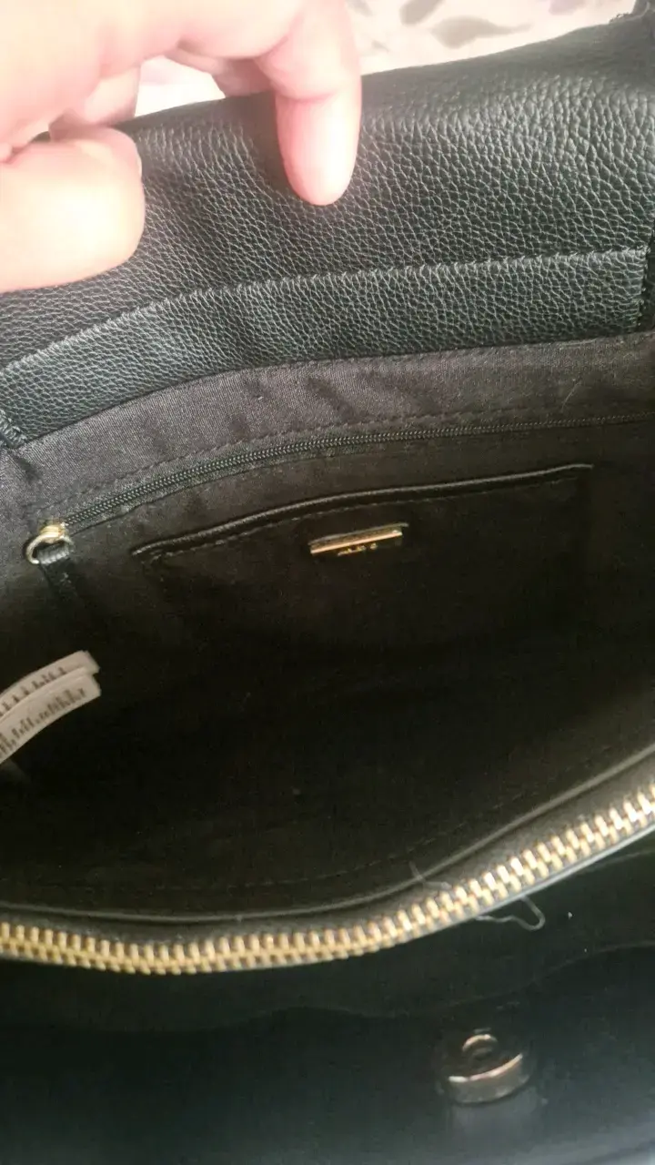 Cartera negra de cuero con correa ajustable - 4