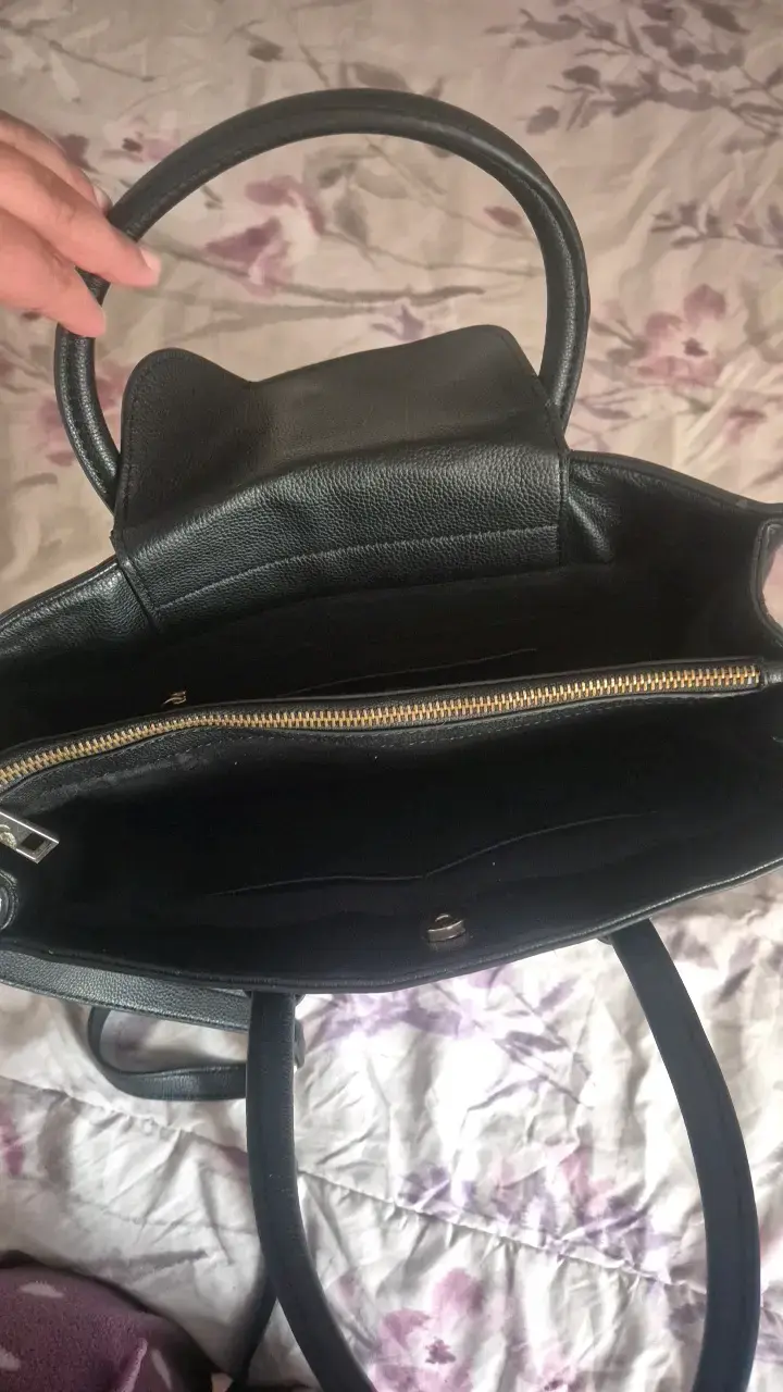 Cartera negra de cuero con correa ajustable - 5