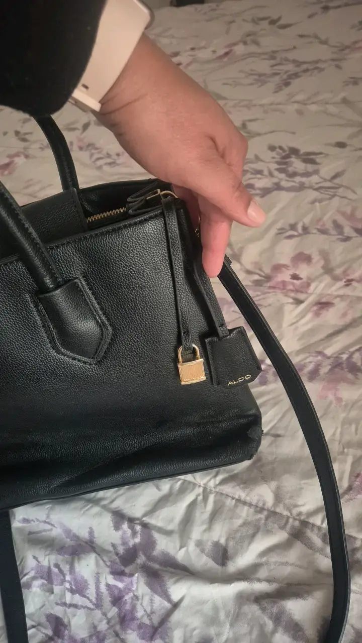 Cartera negra de cuero con correa ajustable - 6