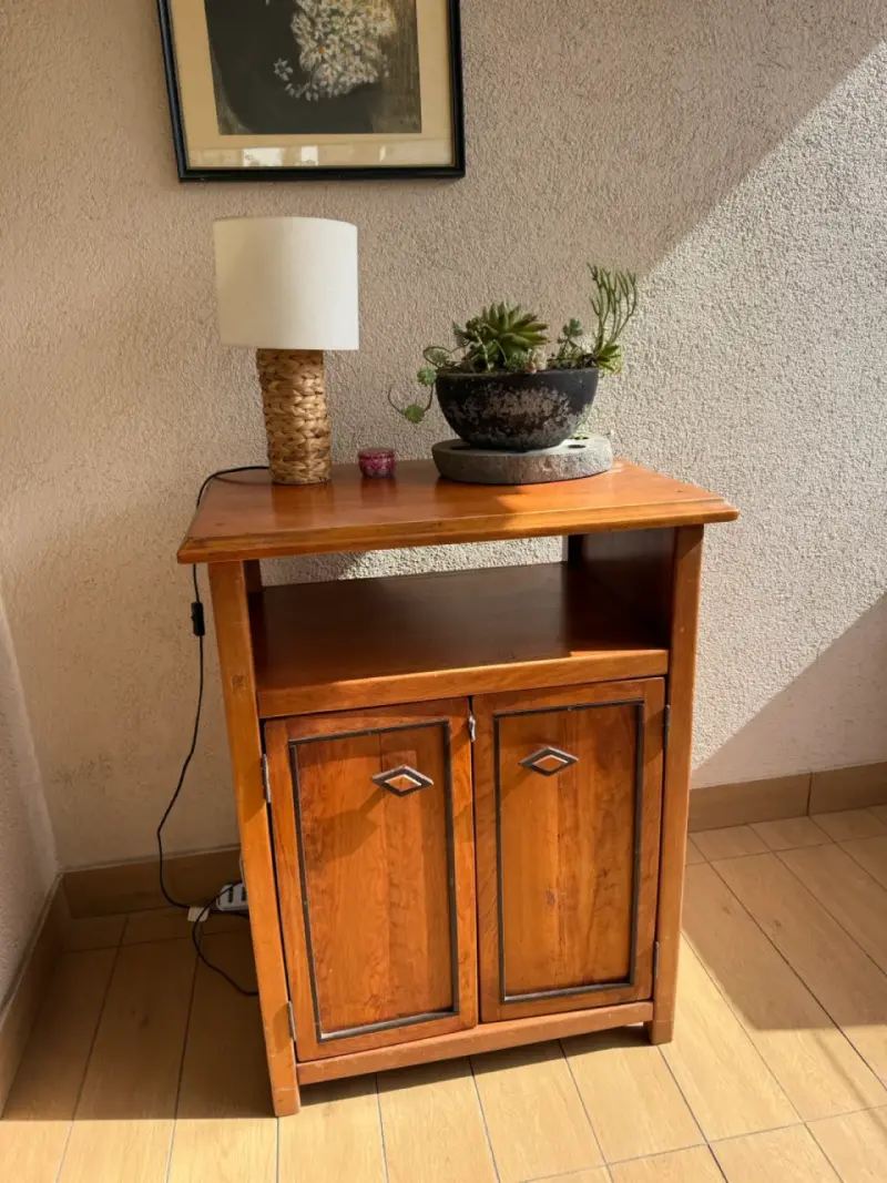 Mueble de madera con puertas y estante - 1