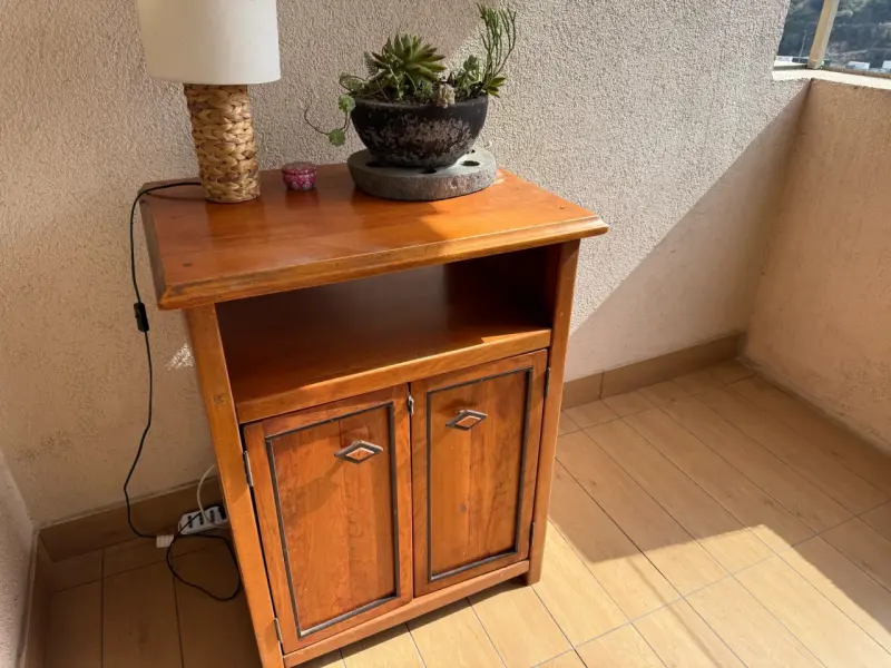 Mueble de madera con puertas y estante - 2