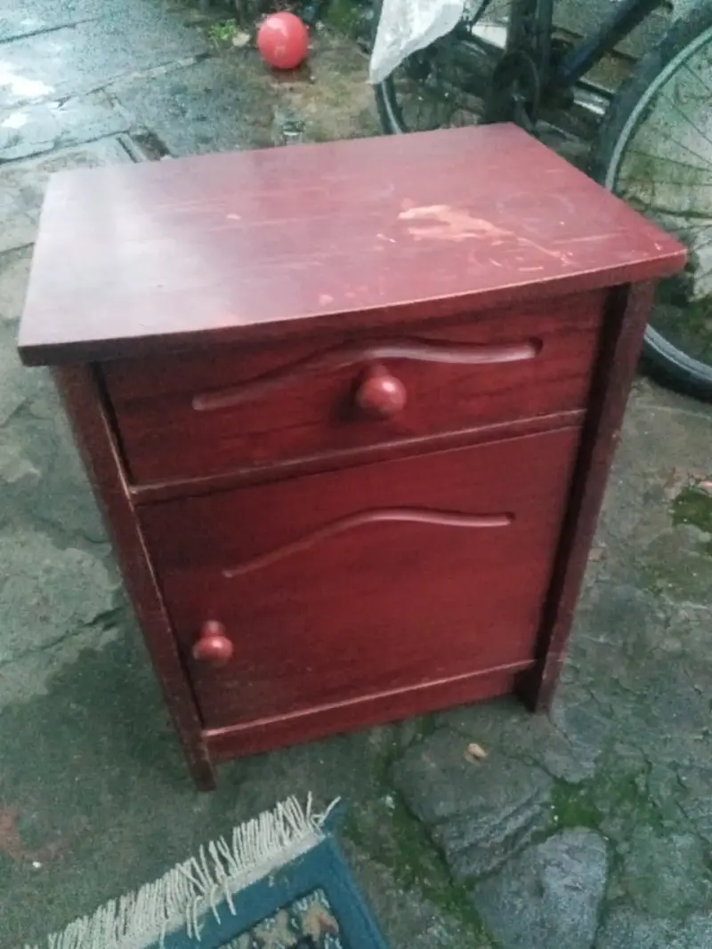 Velador de madera con cajón y puerta - 1