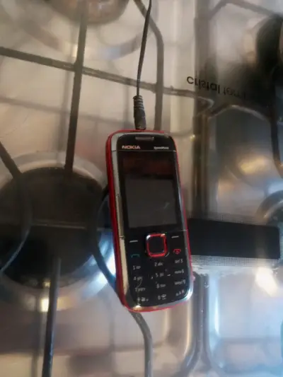Teléfono celular Nokia 5130 XpressMusic rojo - miniatura 1