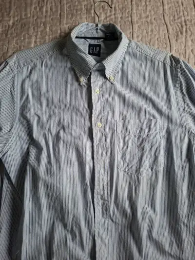 Camisa a rayas azul claro GAP para hombre - miniatura 2
