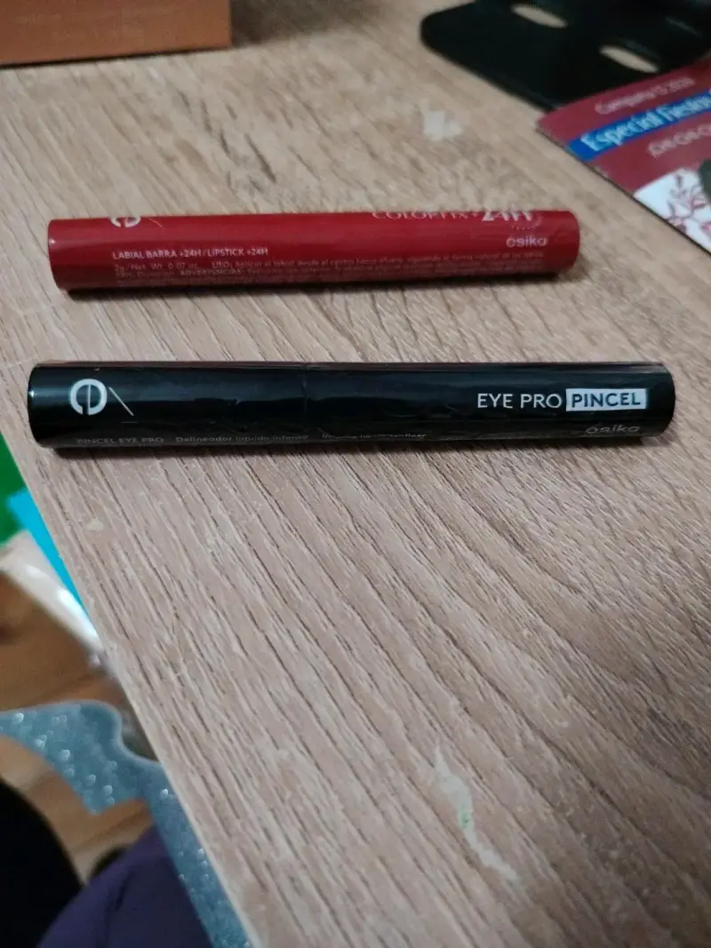 Delineador líquido y labial larga duración Ésika
