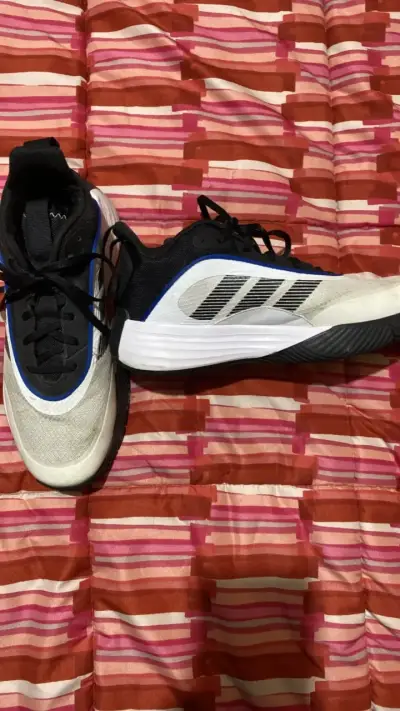 Zapatillas deportivas blancas y negras para hombre - miniatura 1