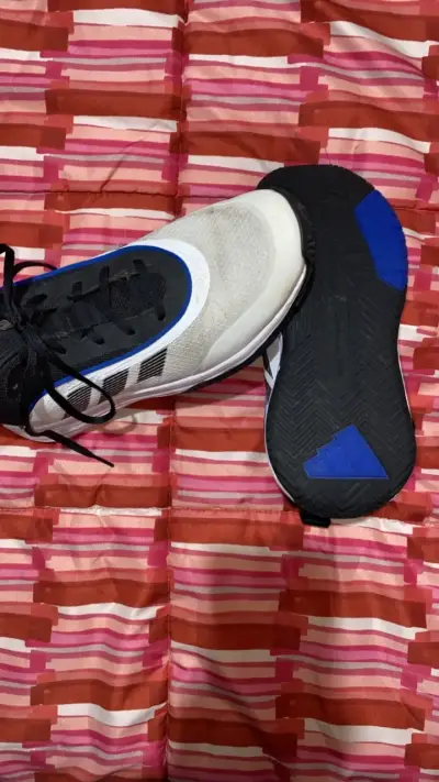 Zapatillas deportivas blancas y negras para hombre - miniatura 3