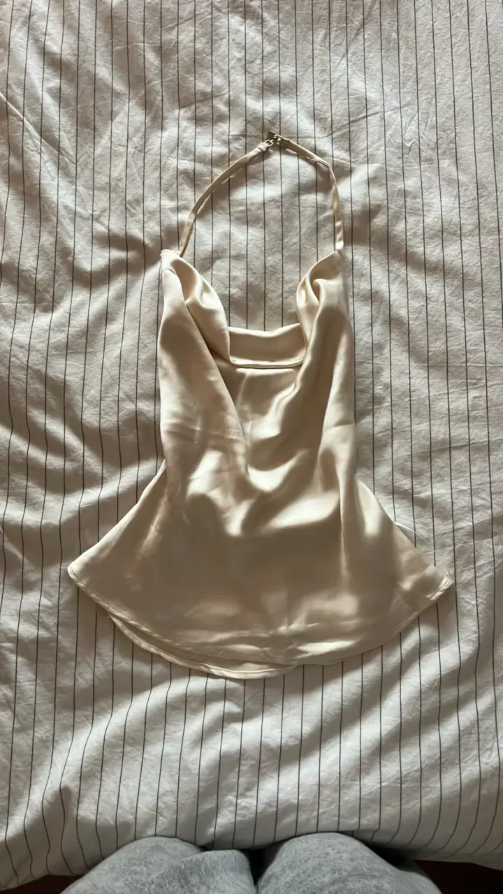 Top de satén crema Zara