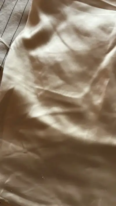 Top de satén crema Zara - miniatura 3