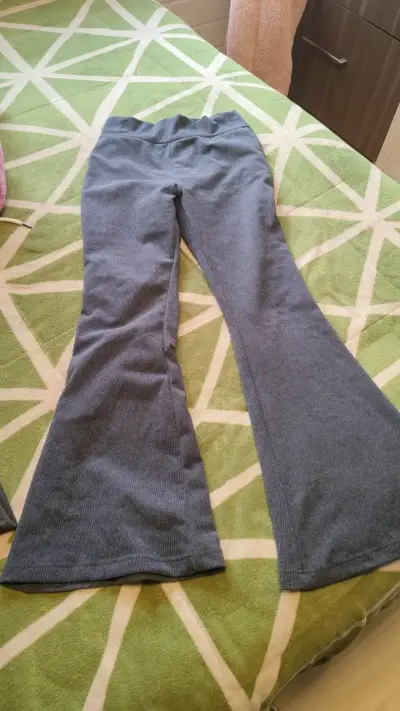 Pantalones de yoga grises acampanados - miniatura 2