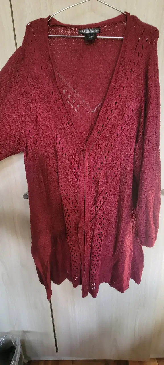 Cárdigan de punto rojo con diseño calado - 1