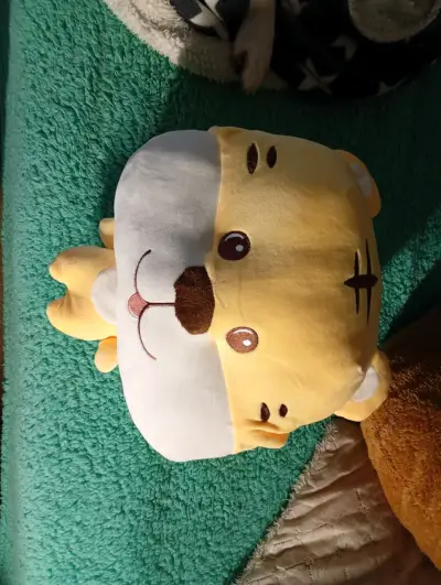 Cojín de peluche amarillo con diseño de tigre - miniatura 1