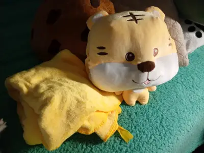 Cojín de peluche amarillo con diseño de tigre - miniatura 2