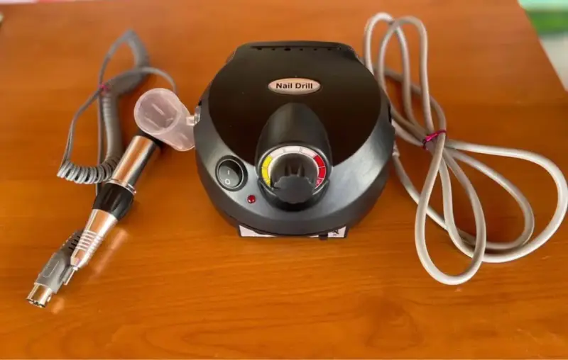 Torno para uñas eléctrico con accesorios - 1