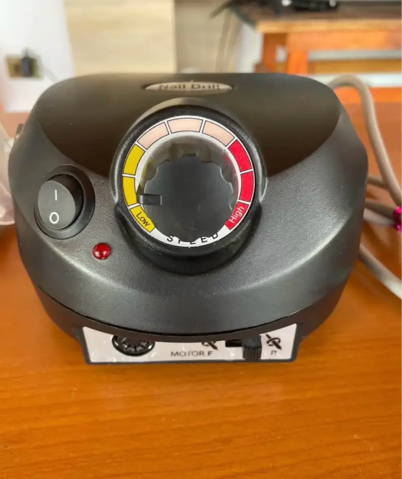 Torno para uñas eléctrico con accesorios - 2