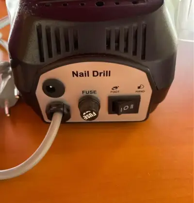 Torno para uñas eléctrico con accesorios - miniatura 3