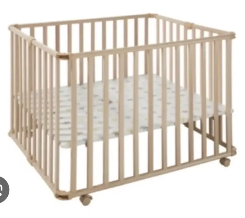 Corral de madera para bebé con ruedas - 1