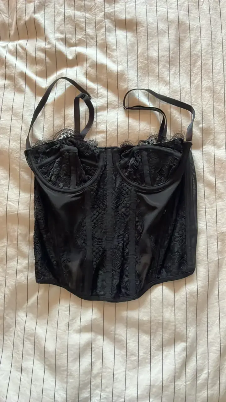 Corset negro de encaje con tirantes ajustables
