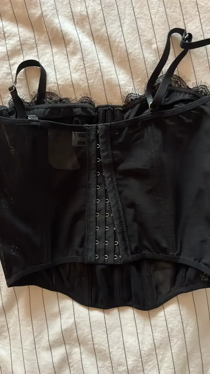 Corset negro de encaje con tirantes ajustables - 2