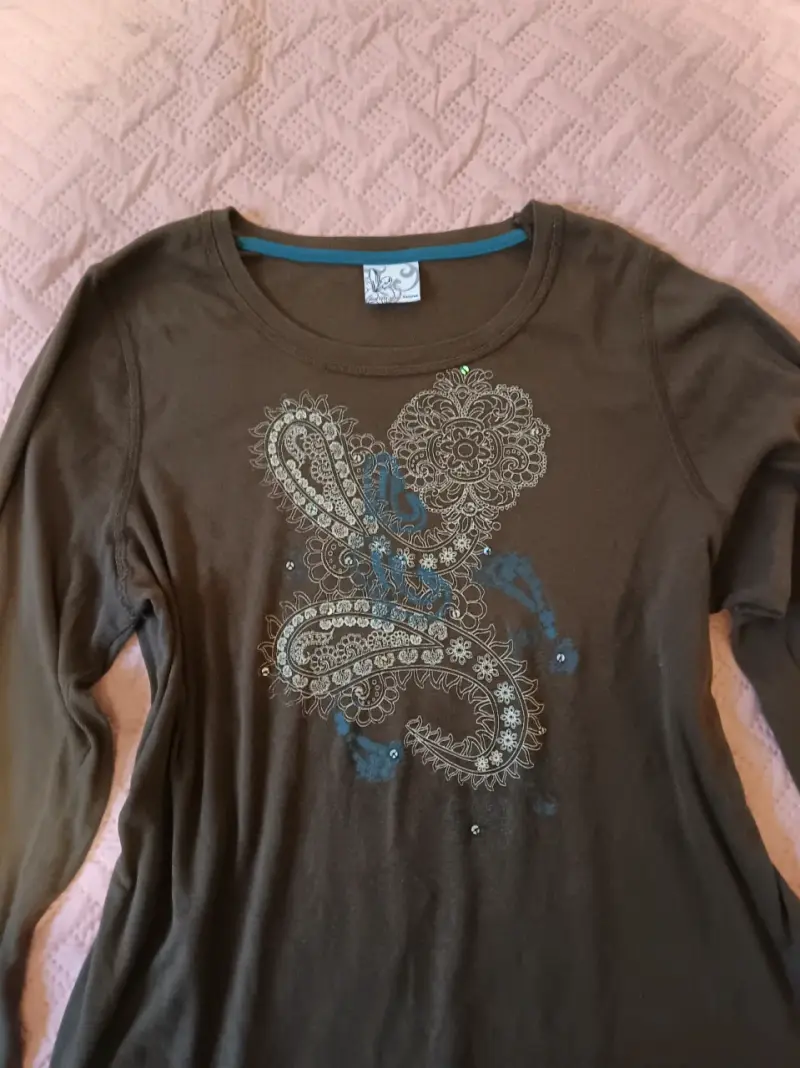 Polera manga larga marrón y2k con estampado - 1