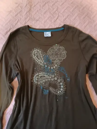 Polera manga larga marrón y2k con estampado - miniatura 1