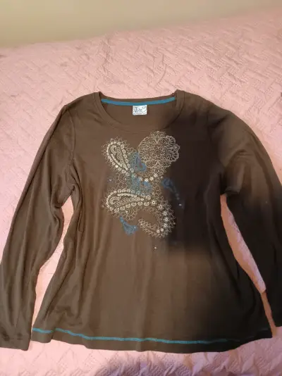 Polera manga larga marrón y2k con estampado - miniatura 2